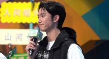 我被几个人按着吃奶